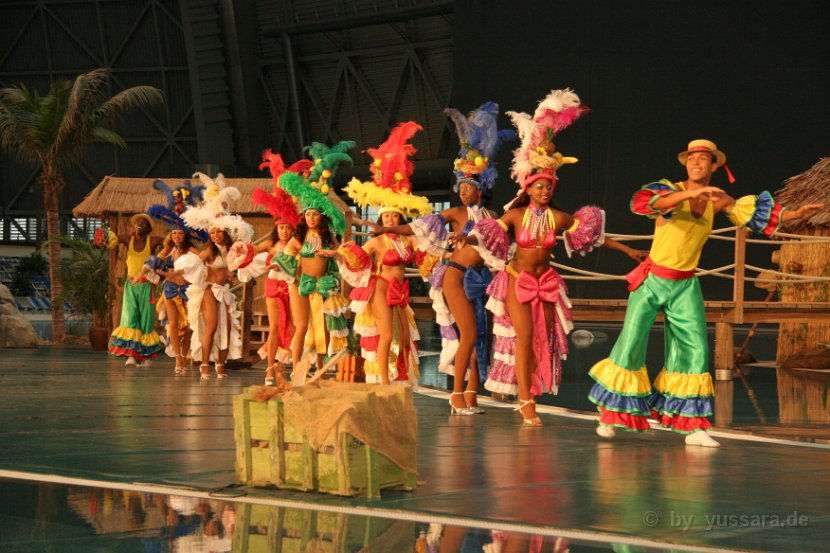 Unter dem Nikolaus Kostüm befinden sich evtl. die Tänzerinnen in „Karibischen – Kostümen“. Mit anschliessender Karibik Show